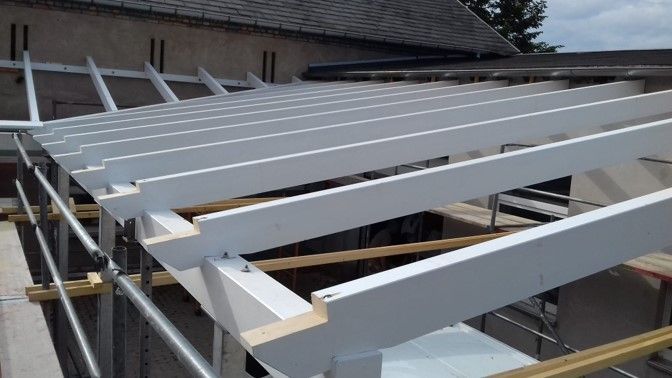 Eine Luftaufnahme eines Hauses mit einem Gründach.