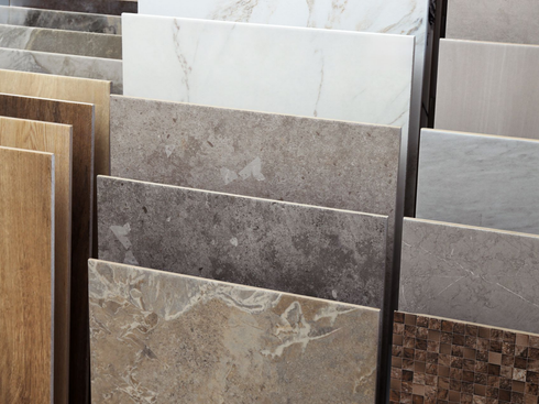 Présentation de divers carreaux de sol et de mur dans une salle d'exposition.