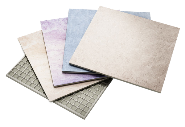 Une pile de carreaux carrés dans des tons pastels, beige, violet, bleu et marron clair.