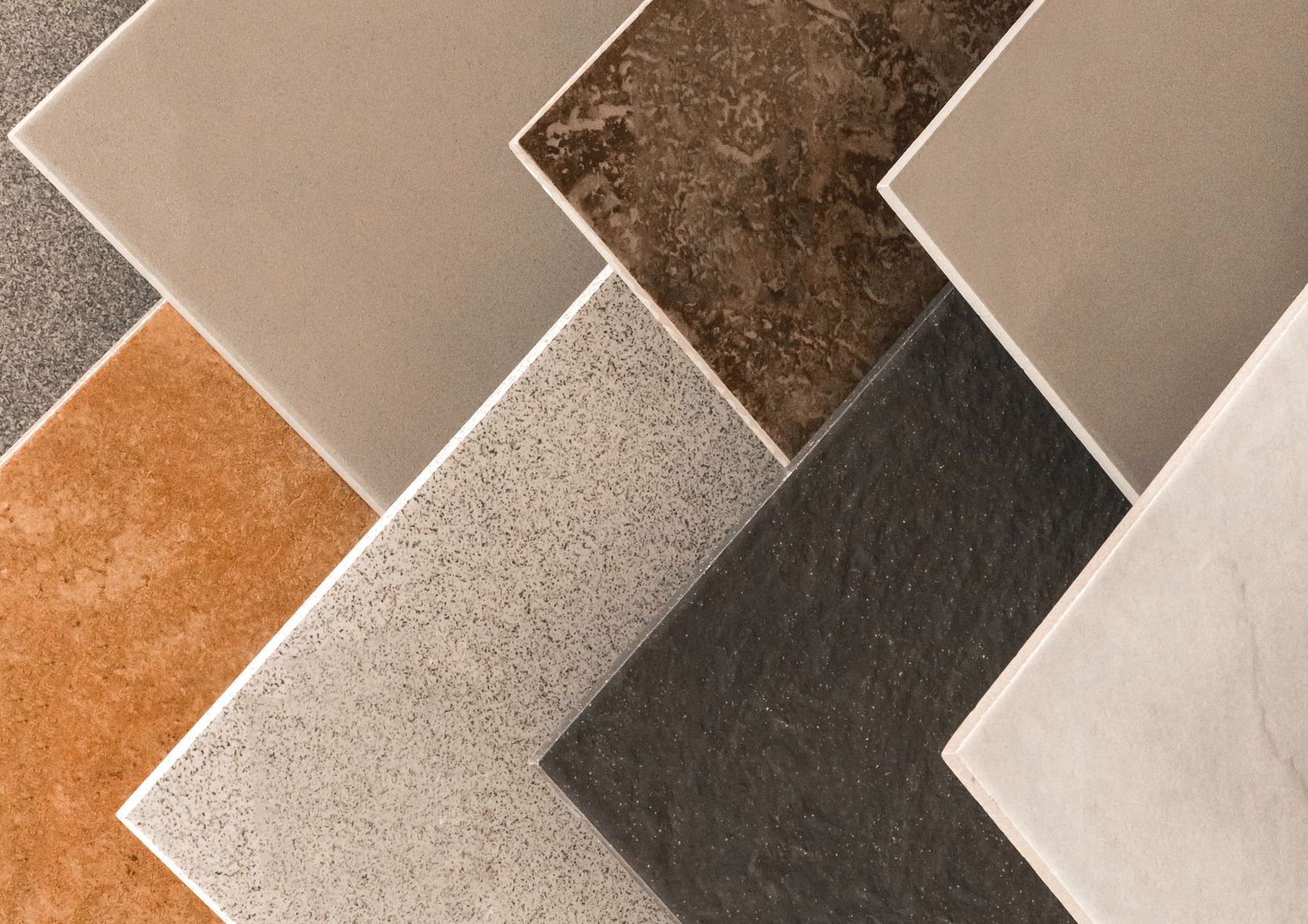 Une collection de carreaux de sol carrés de couleurs et de textures variées.