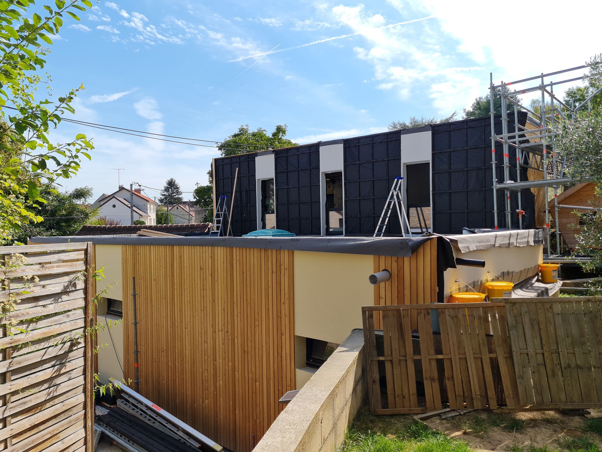 Chantier de construction d'une maison en pente avec des échafaudages