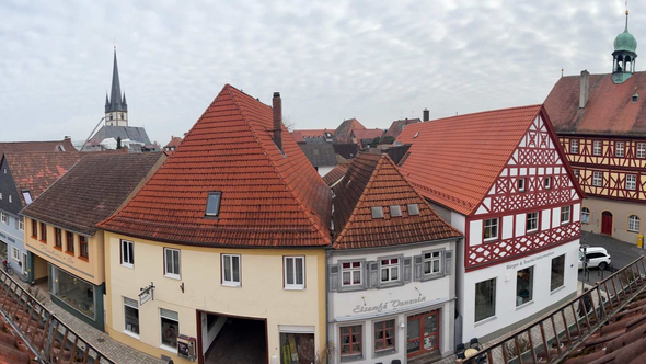 Farbenfrohe historische Stadthäuser am historischen Marktplatz in Bad-Staffelstein