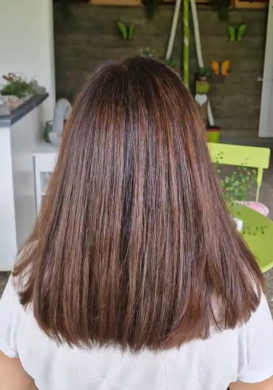 Rückansicht von braunem, glattem und langem Haar.