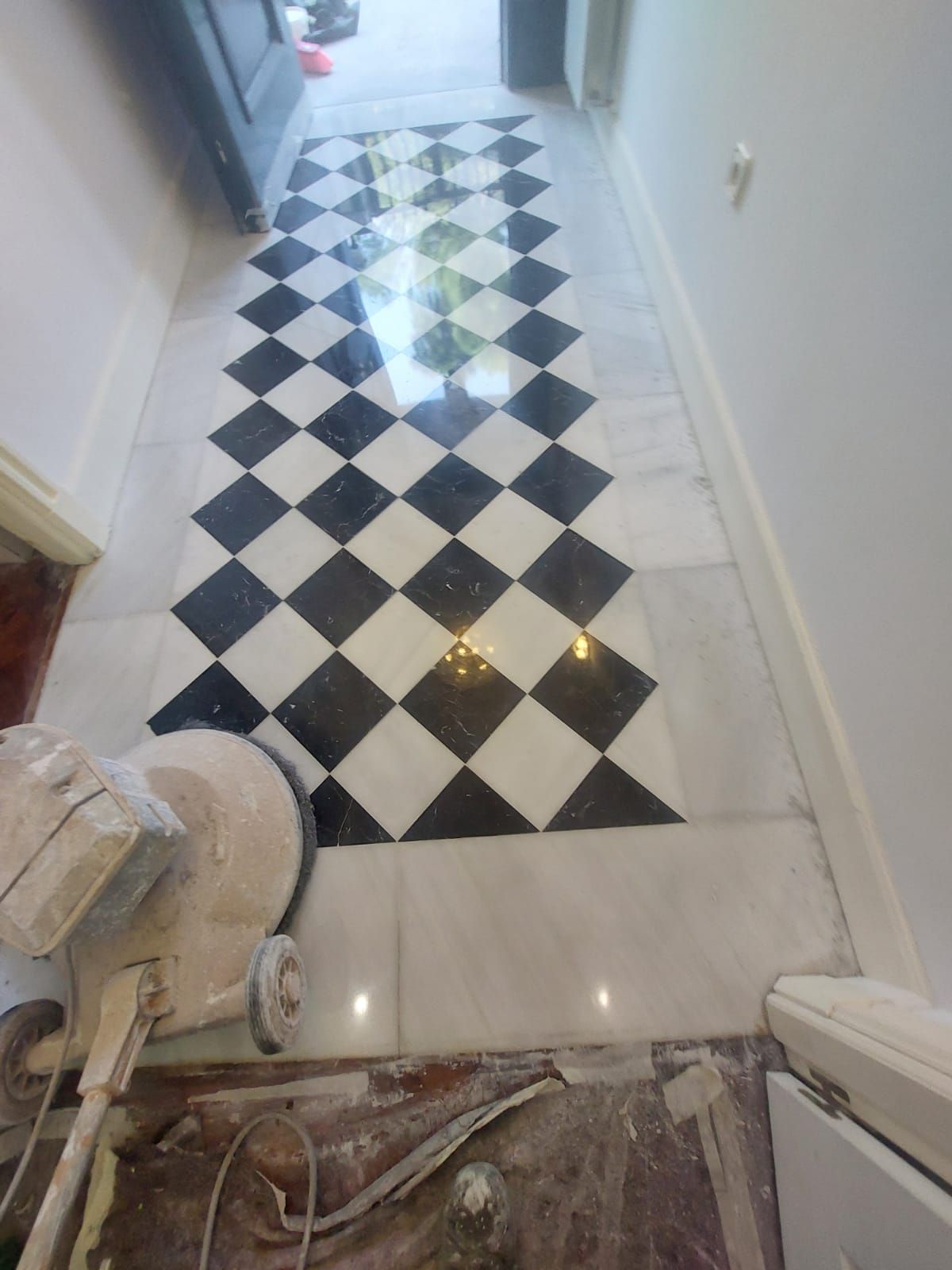Un suelo a cuadros blancos y negros en un pasillo.