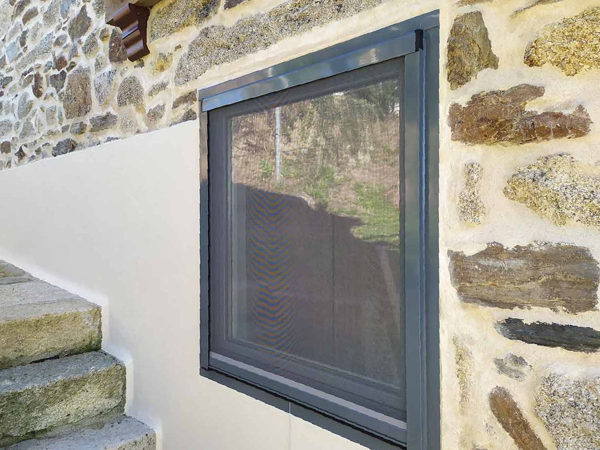 Puerta de garaje de madera marrón con puerta lateral a juego.