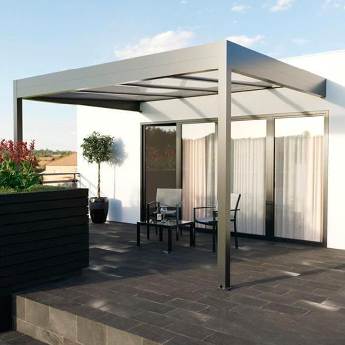 Moderno patio exterior con pérgola y zona de estar.