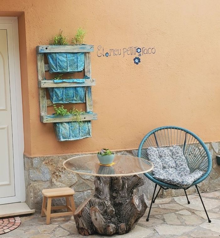 Un patio con una mesa y sillas y un cartel que dice el patio peligroso