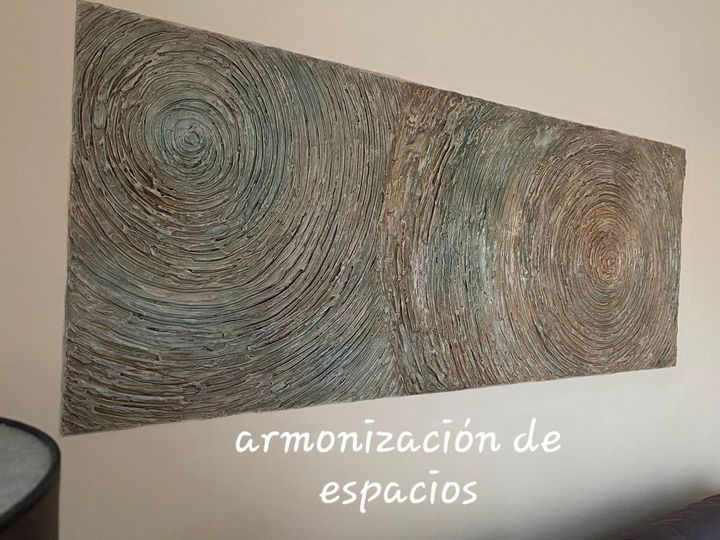 Un gran cuadro en una pared que dice armonización de espacios.