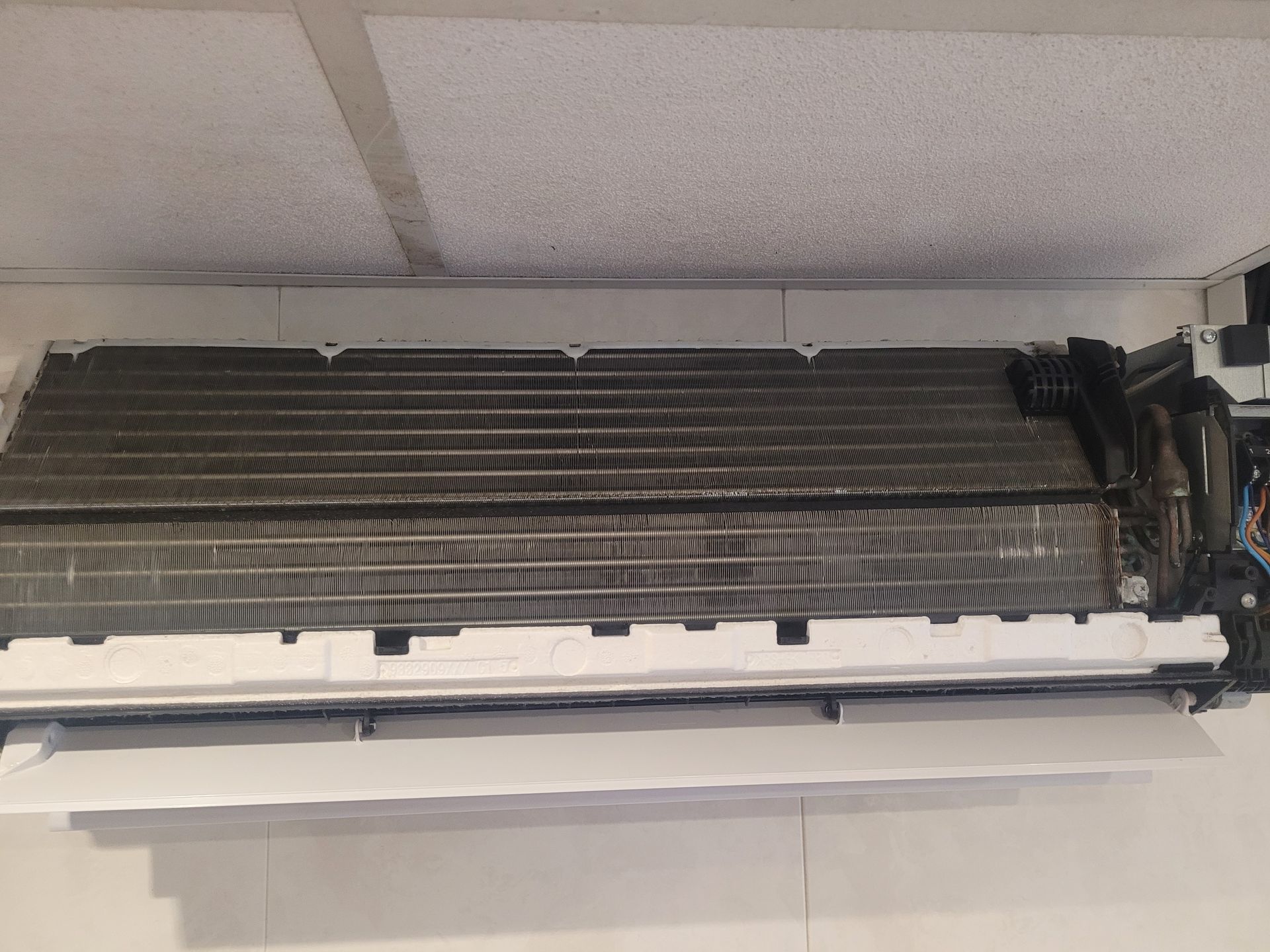 Climatisation dont le capot est ouvert