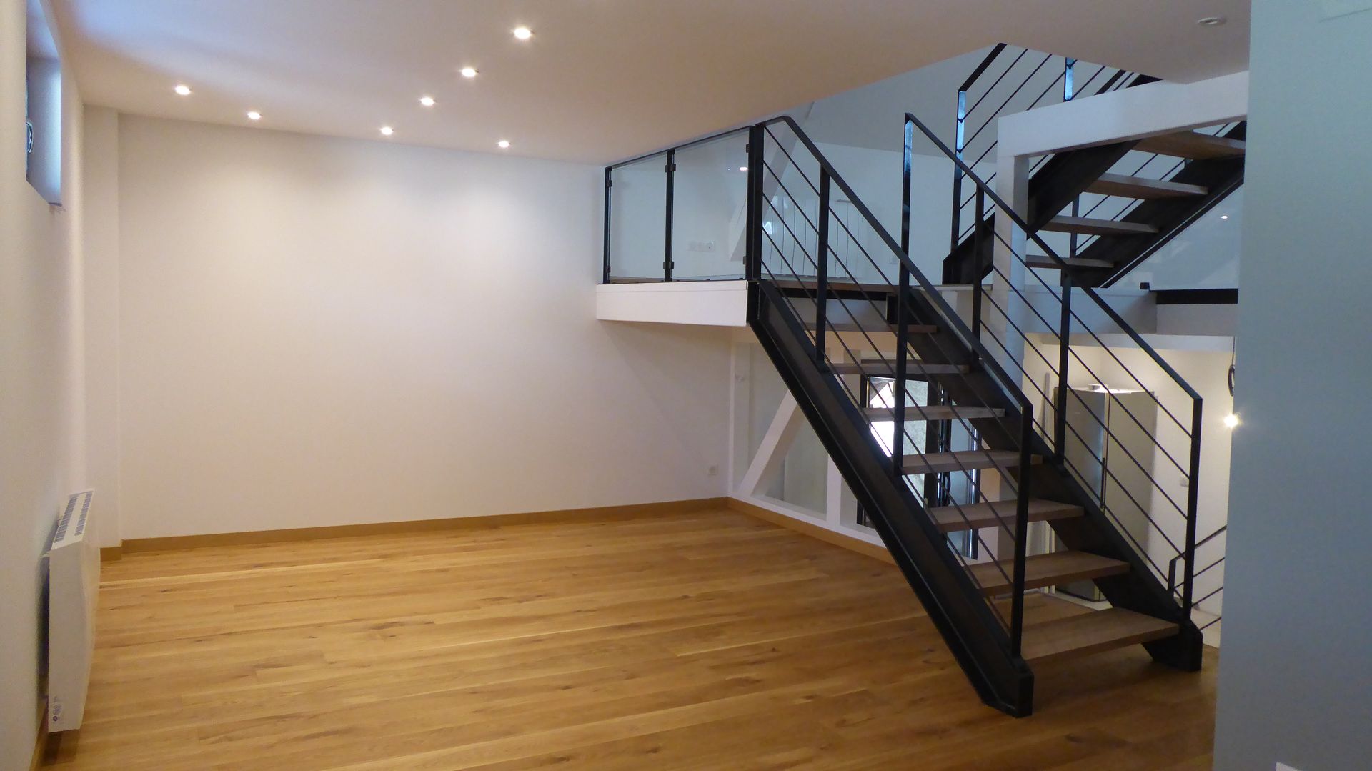 Photo d'un améganement intérieur avec un escalier noir