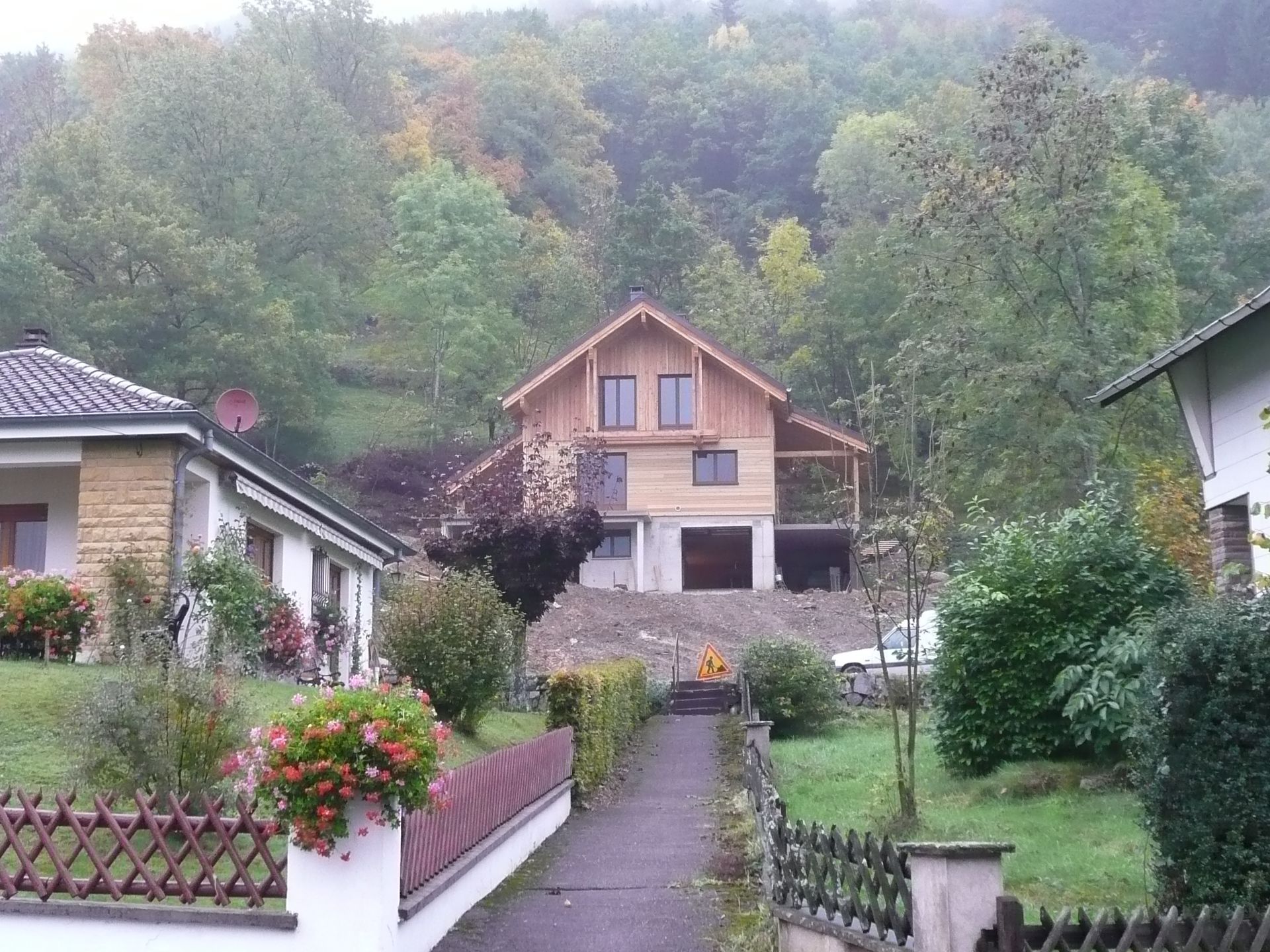 Photo d'un chalet avec une allée devant