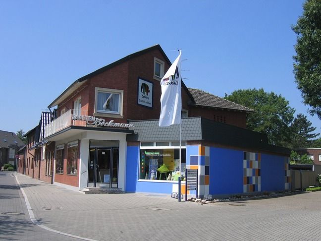 Tisch vor frisch gestrichener Wand