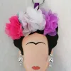 Un llavero de una mujer con flores en el pelo.