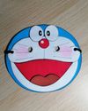 Una máscara de Doraemon está sentada sobre una mesa de madera.