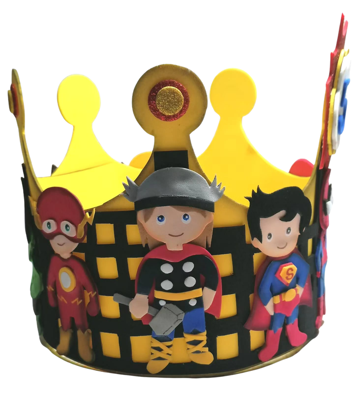 Una corona amarilla y negra con personajes de superhéroes.
