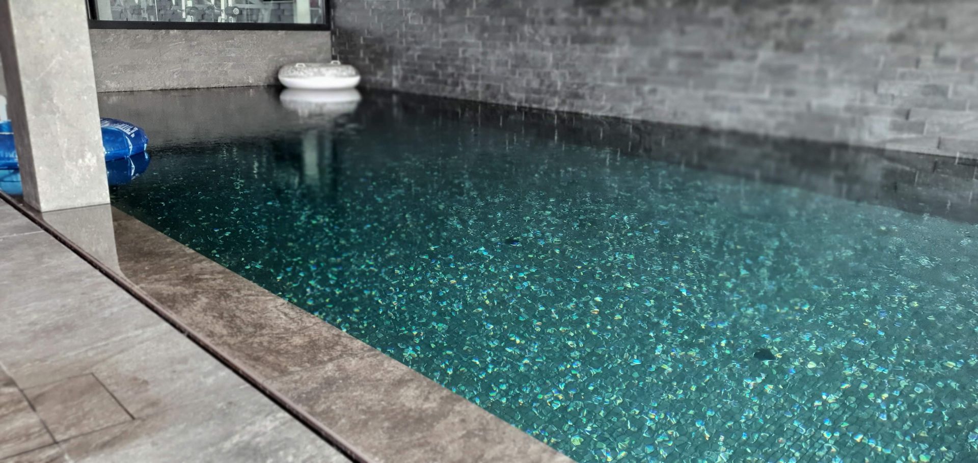 pièce avec carrelage par Atelier Création Stranges à Sierre en Valais