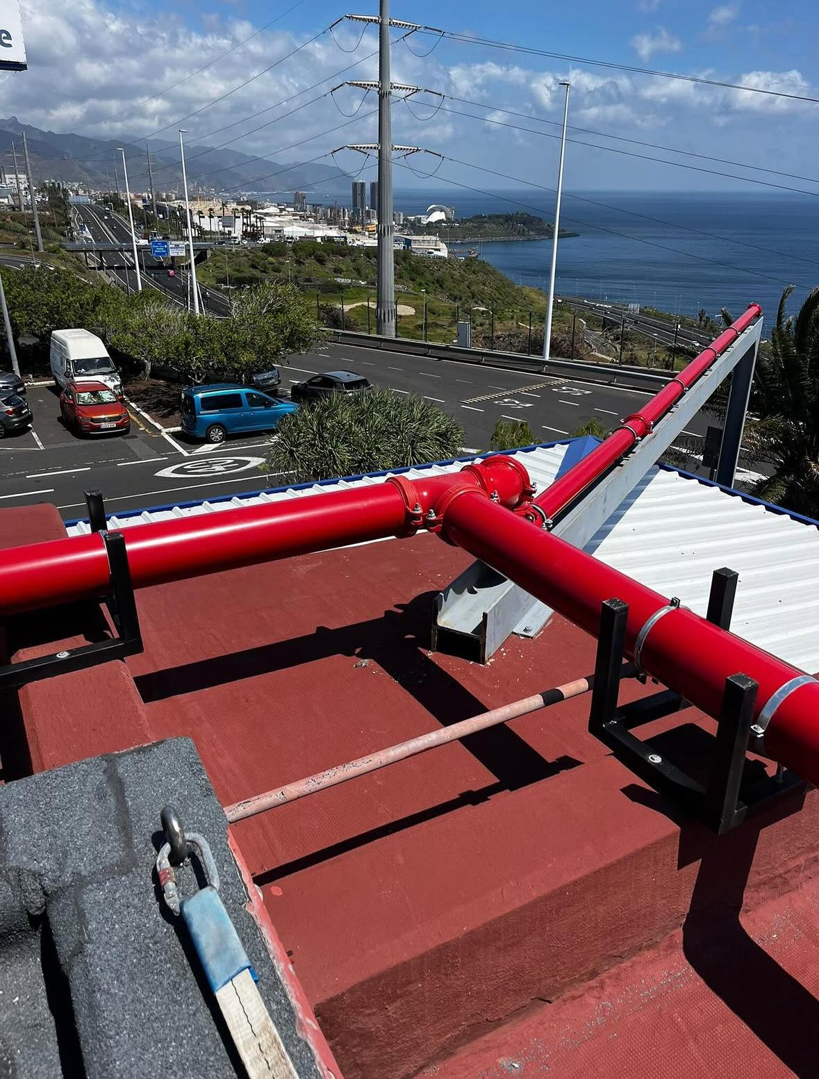 Detector de humo montado en el techo sobre un techo blanco