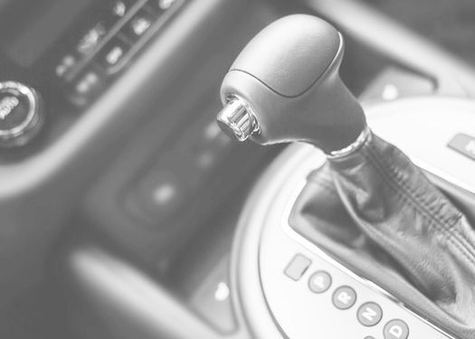 Una foto en blanco y negro de una palanca de cambios de un coche