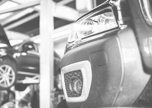 Una fotografía en blanco y negro de un coche aparcado en un garaje.