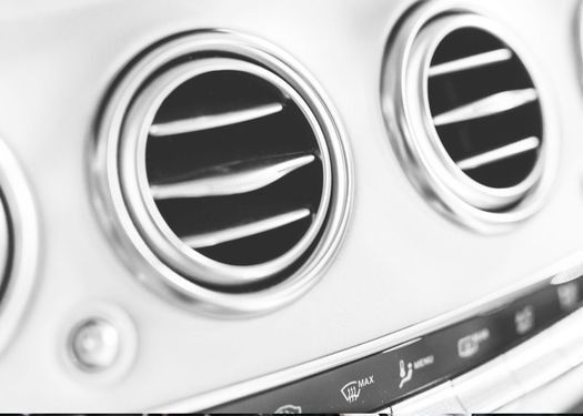 Un primer plano de las rejillas de ventilación de un coche.