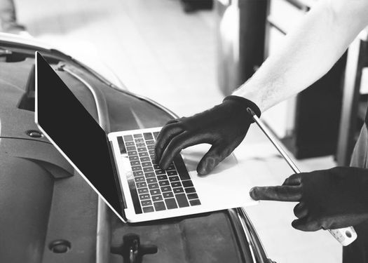 Una fotografía en blanco y negro de una persona usando una computadora portátil.