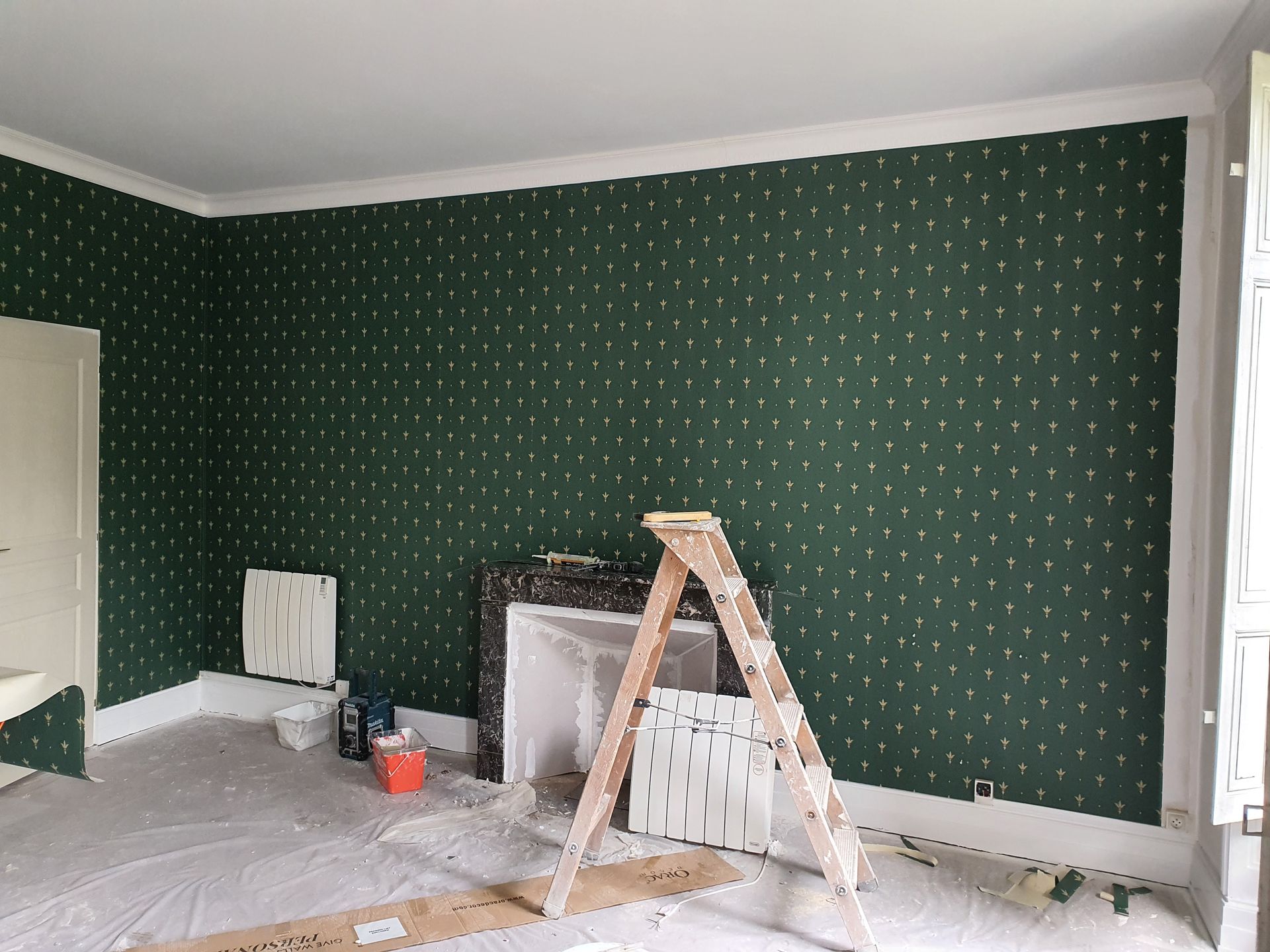 Pose de papier peint motif