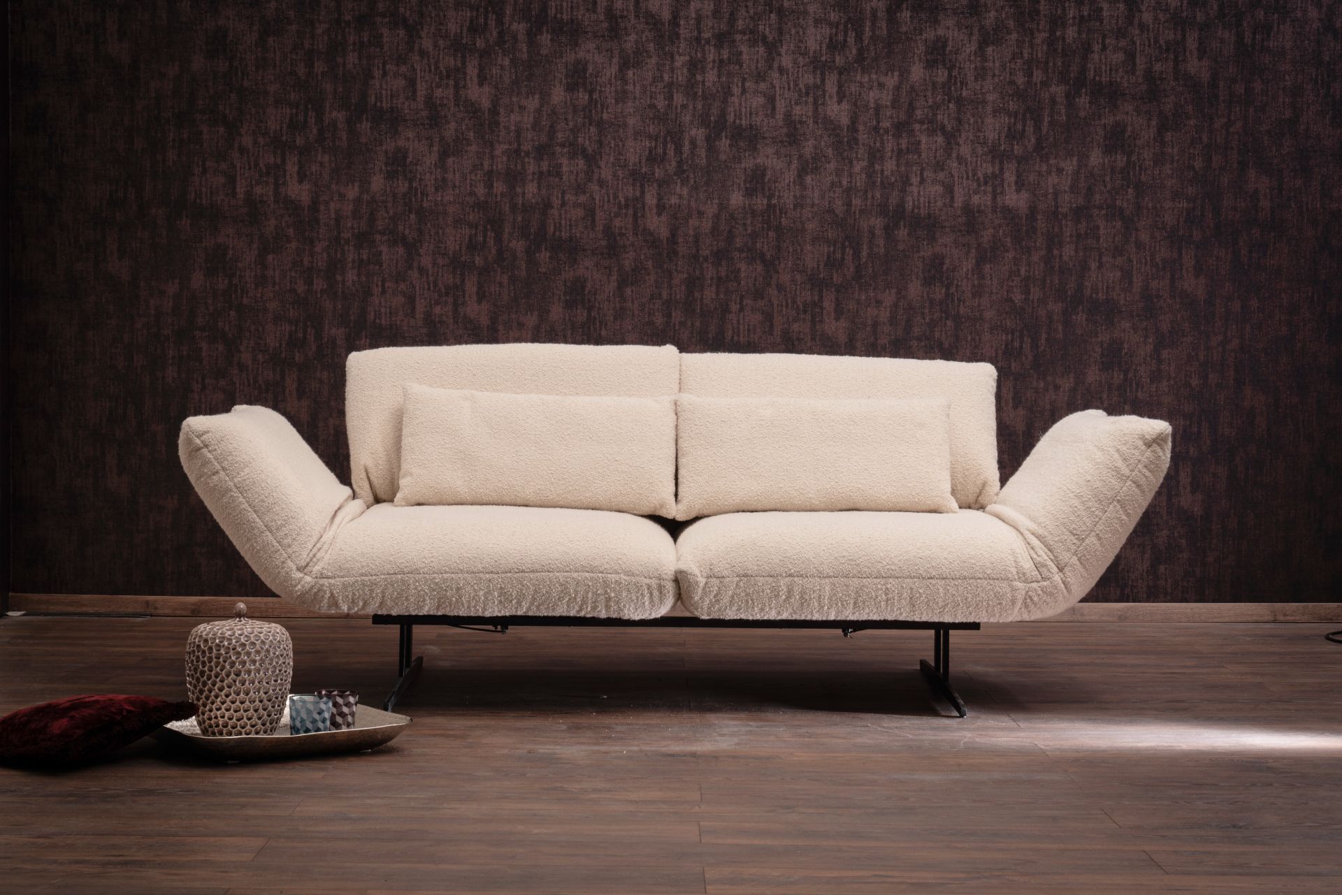 Kompaktes Sofa mit hochgestellten Armlehnen