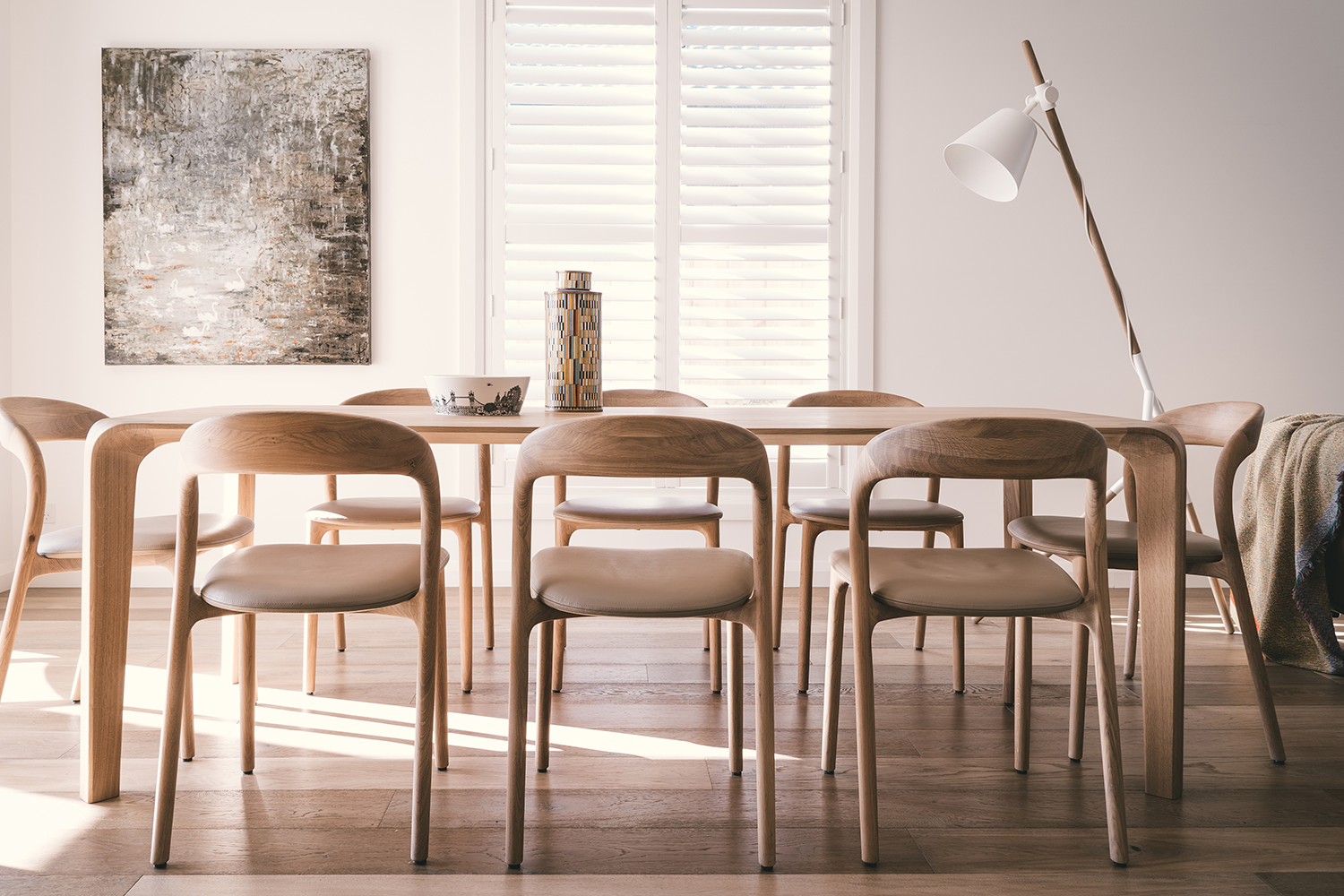 Flow Neva heller Essbereich mit schlichten Holzstühlen und Tisch