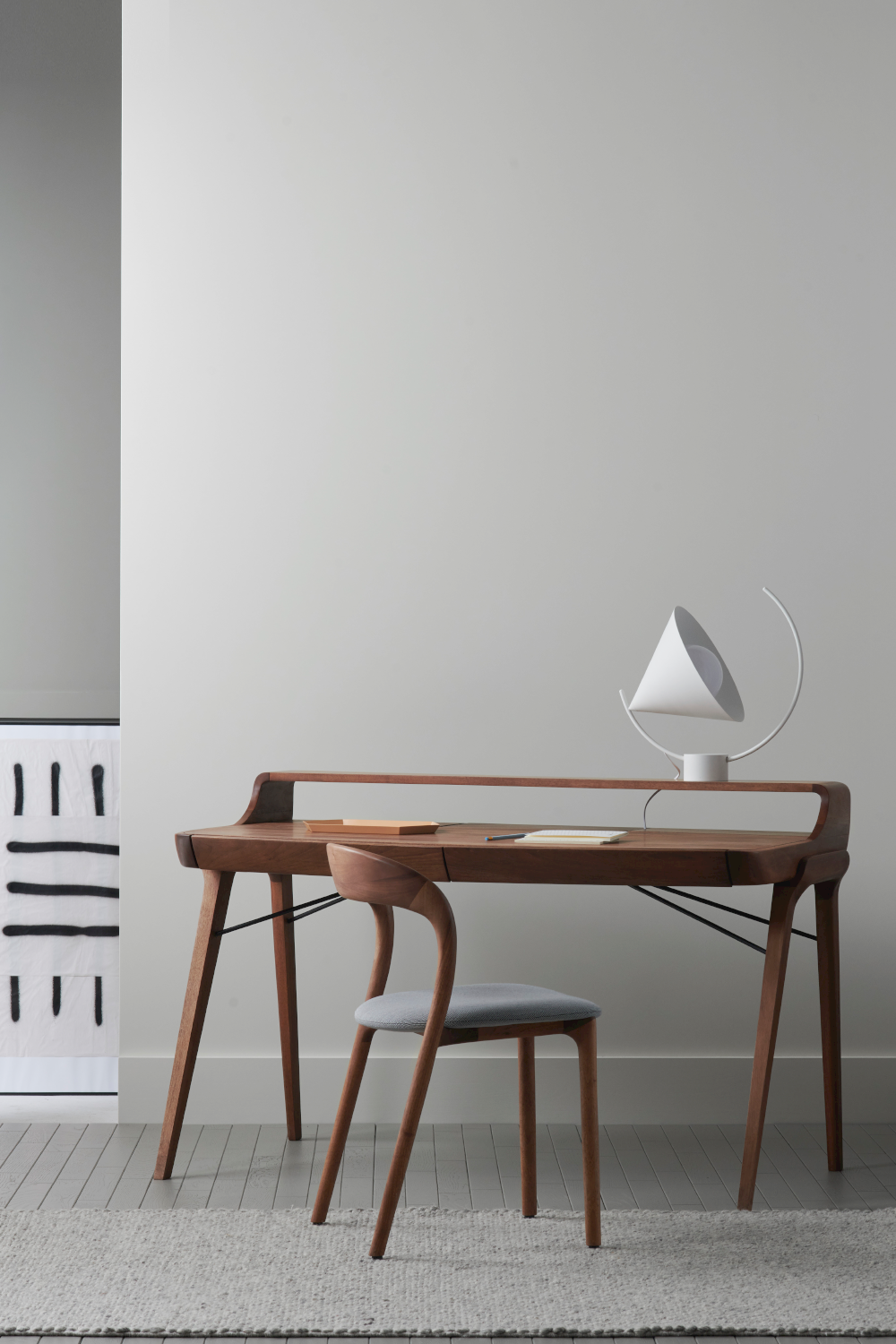 Eleganter Picard Schreibtisch aus Holz mit geschwungenem Design