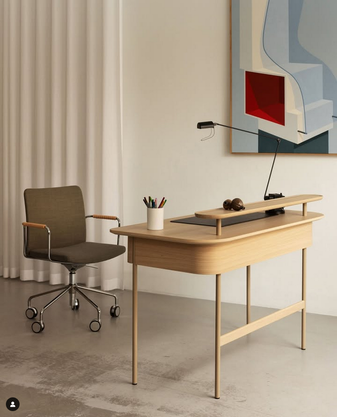 Stilvoller Schreibtisch aus Holz mit abgerundeten Kanten und Drehstuhl