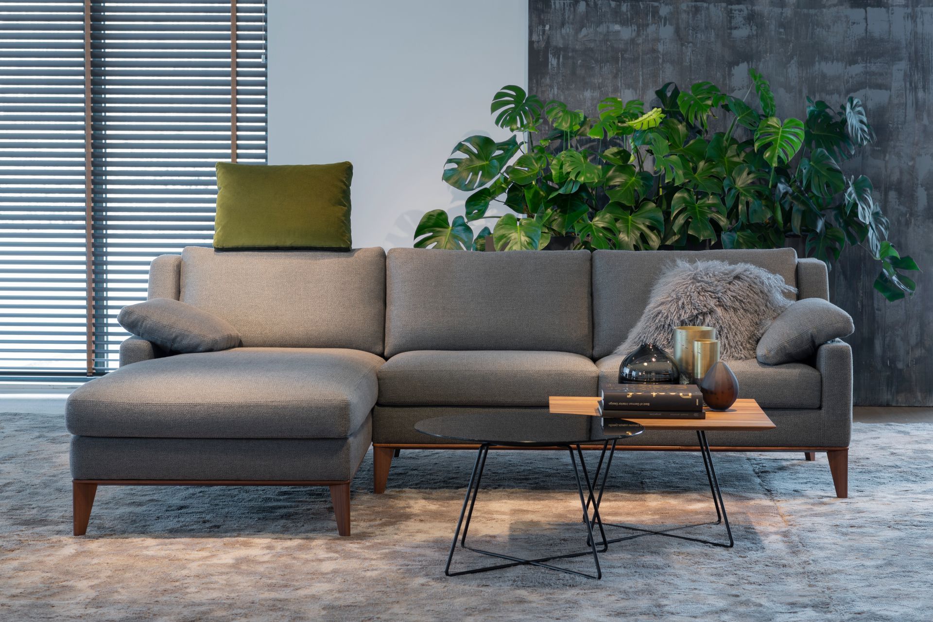 Skagen modernes graues Ecksofa mit grüner Zierkissen