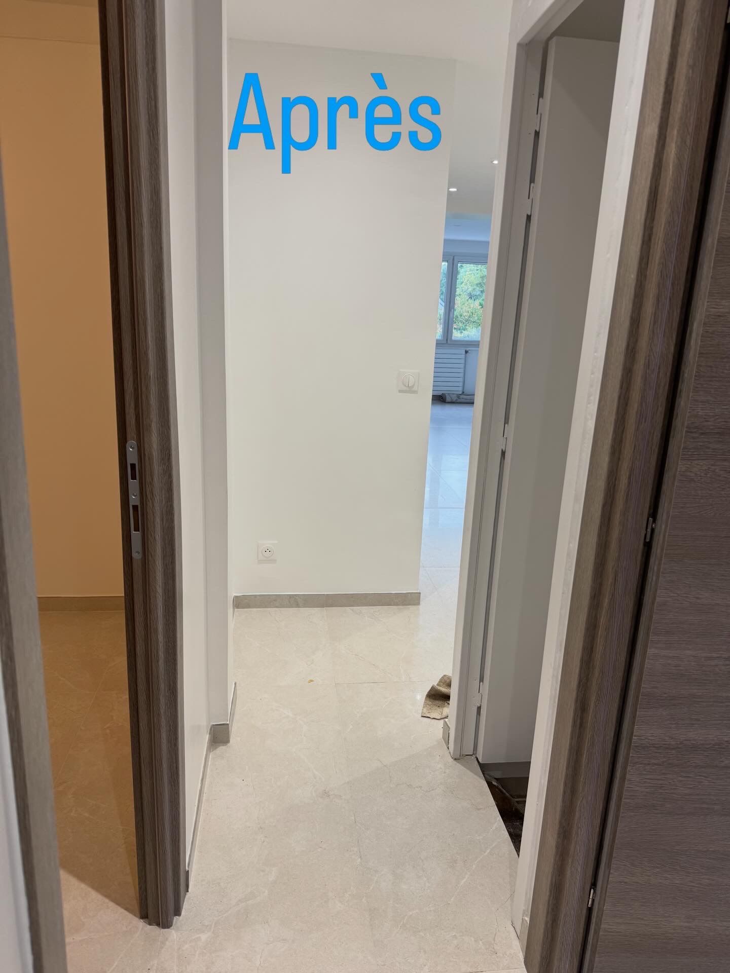 Couloir avec des portes ouvertes et une vue sur une pièce.