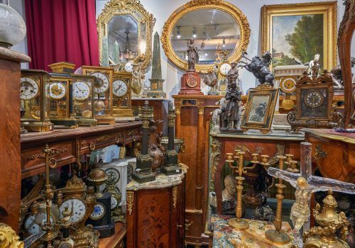 De nombreux objets anciens et mobiliers à l'interieur d'une pièce.