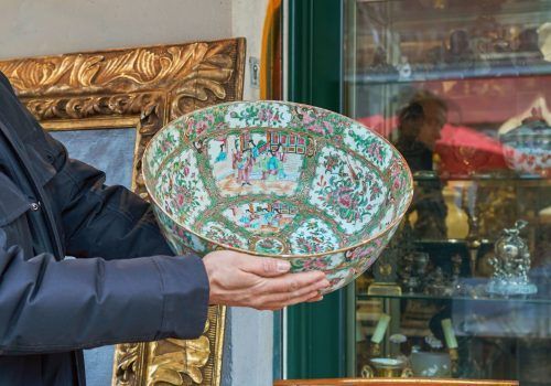 Un grand bol en céramique porté par une personne.