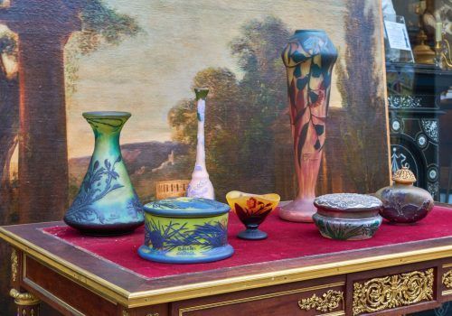 Plusieurs vases posé sur un meuble.