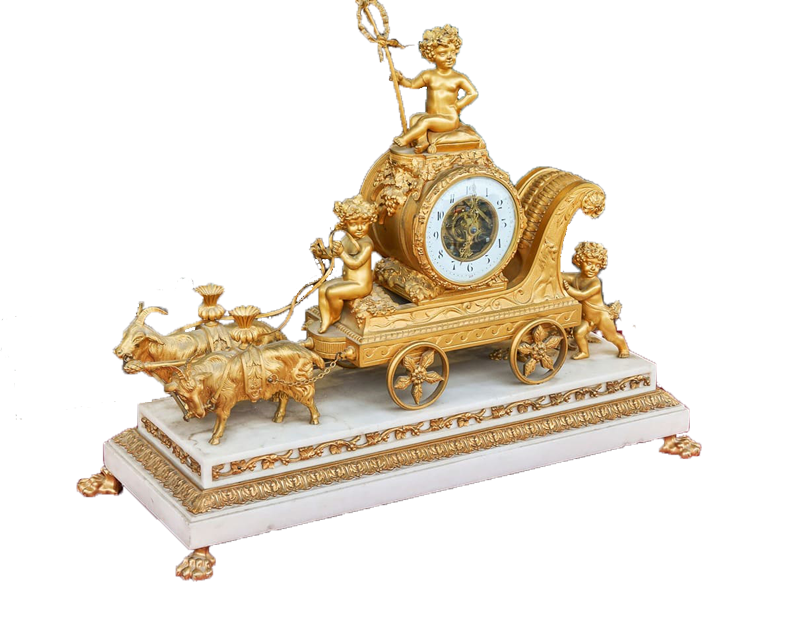Une horloge en forme de carosse en or dessus.