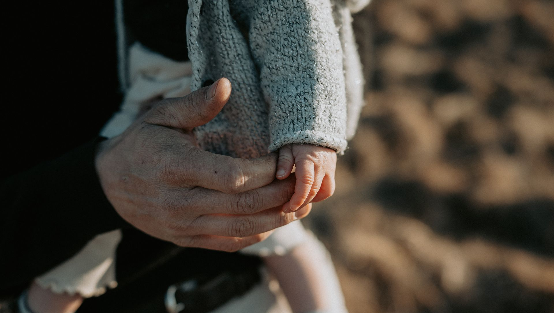 Enfant dans les bras de son père
