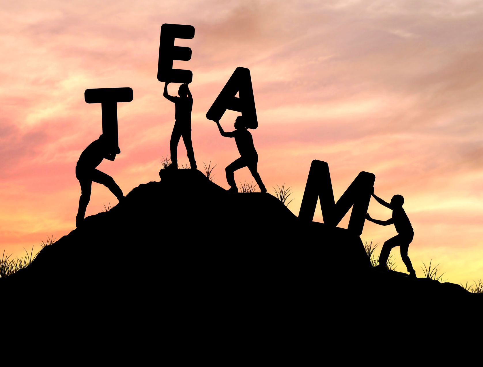 Eine Gruppe von Menschen in Malerkleidung steht auf einer grünen Metalltreppe im Freien.