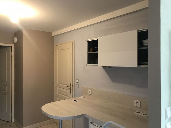 Cuisine, table avec prise