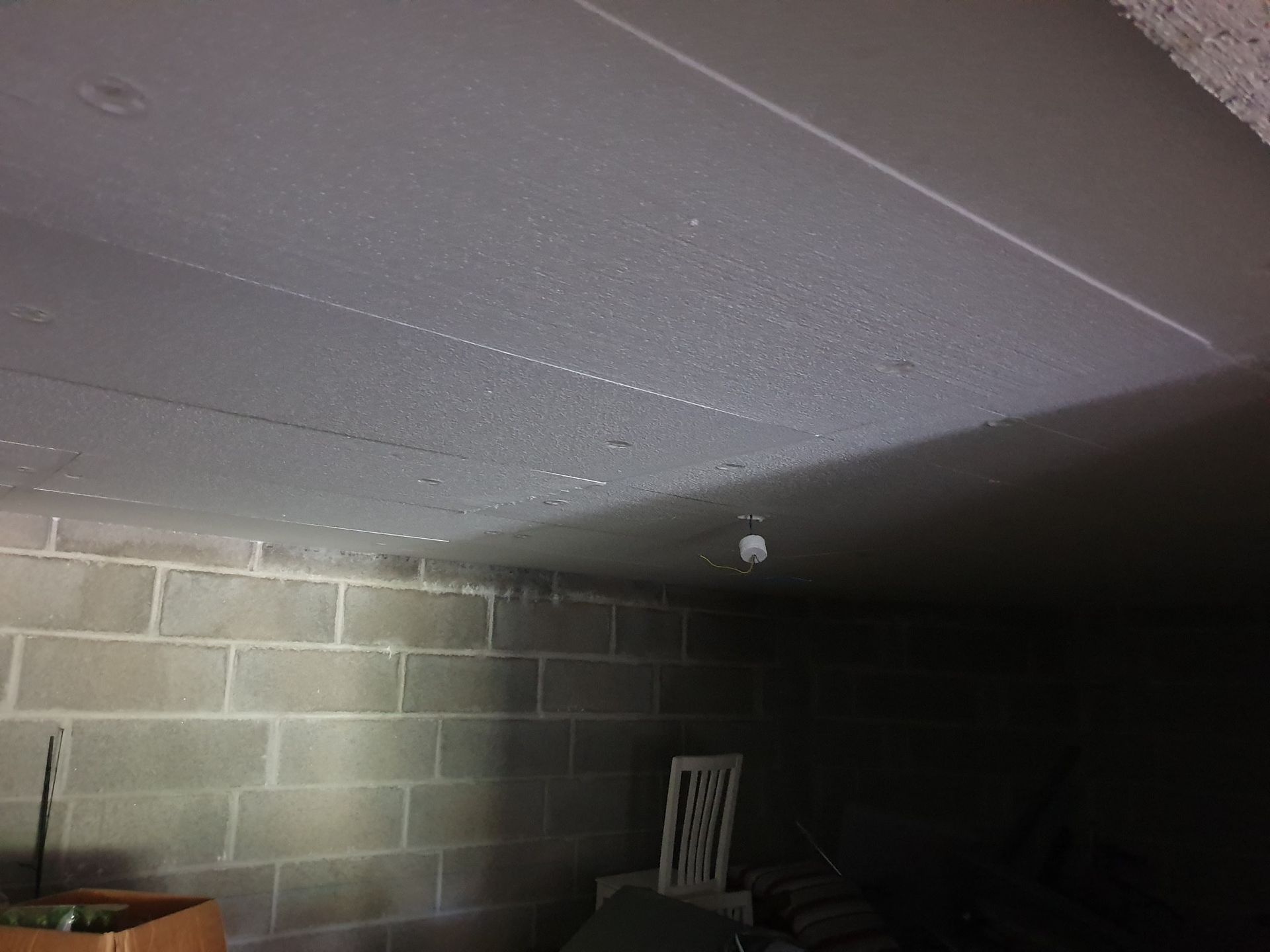 Panneaux isolants au plafond