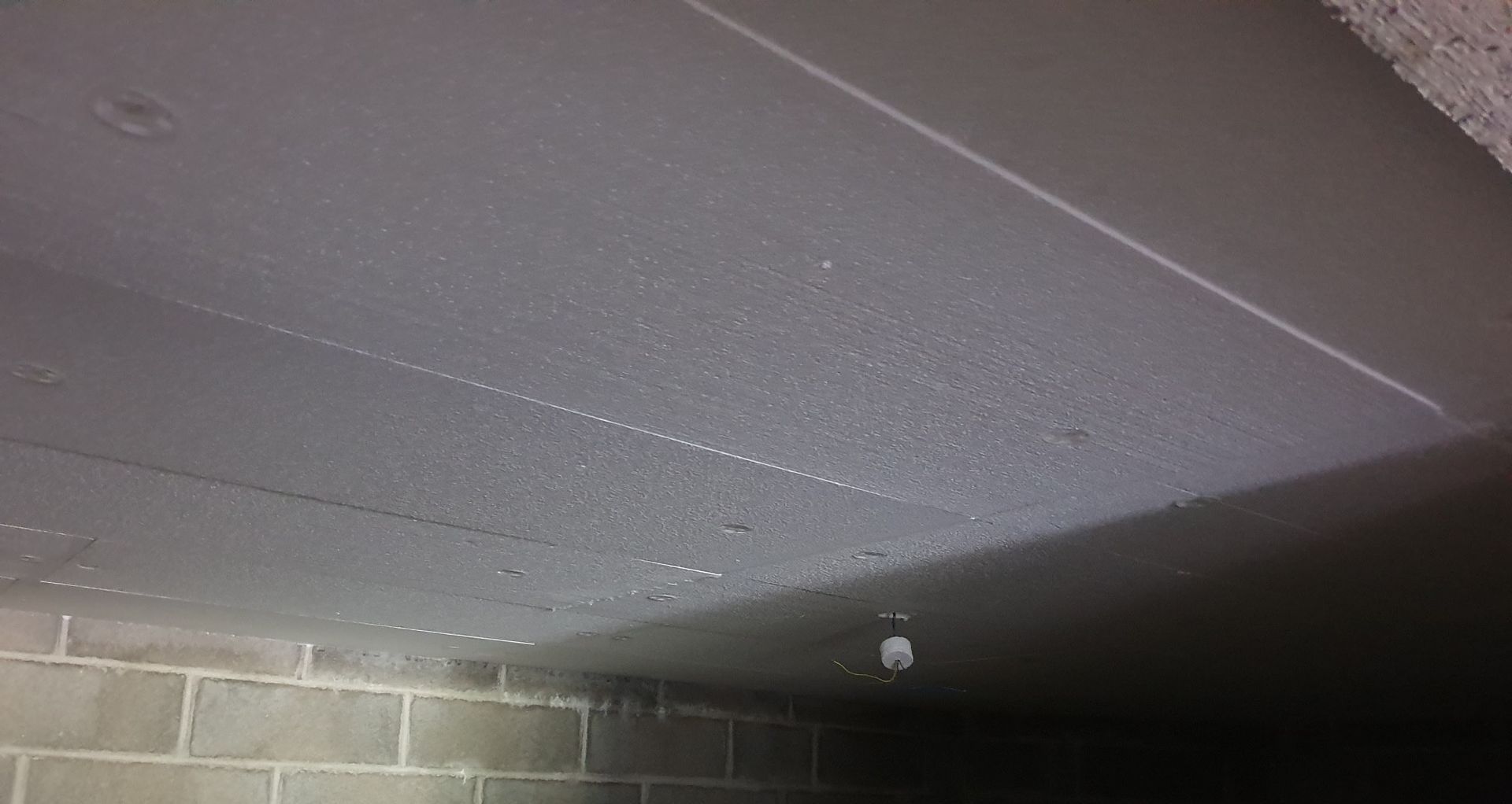 Panneaux isolants au plafond