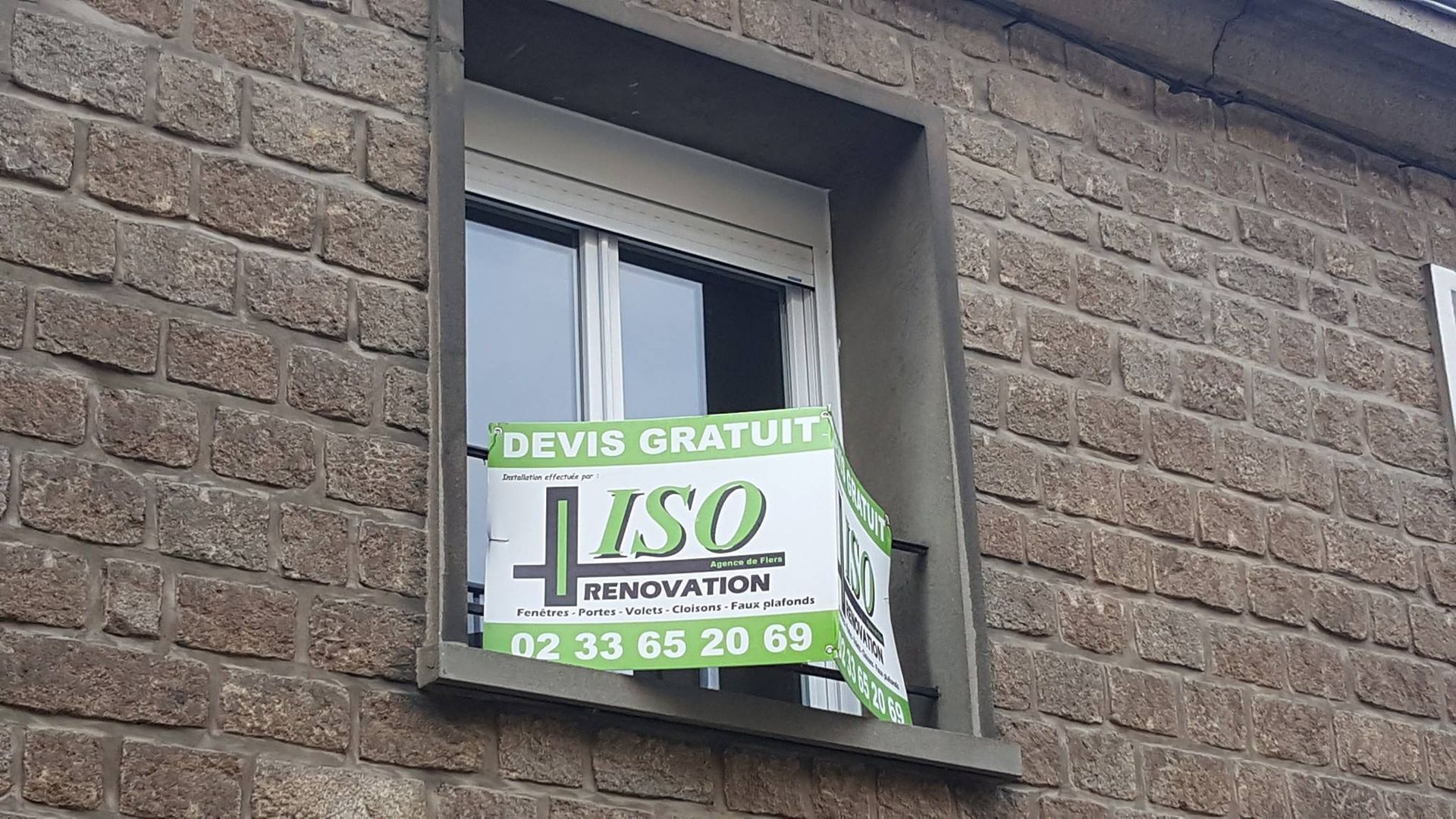 Fenêtre avec panneau de l'entreprise