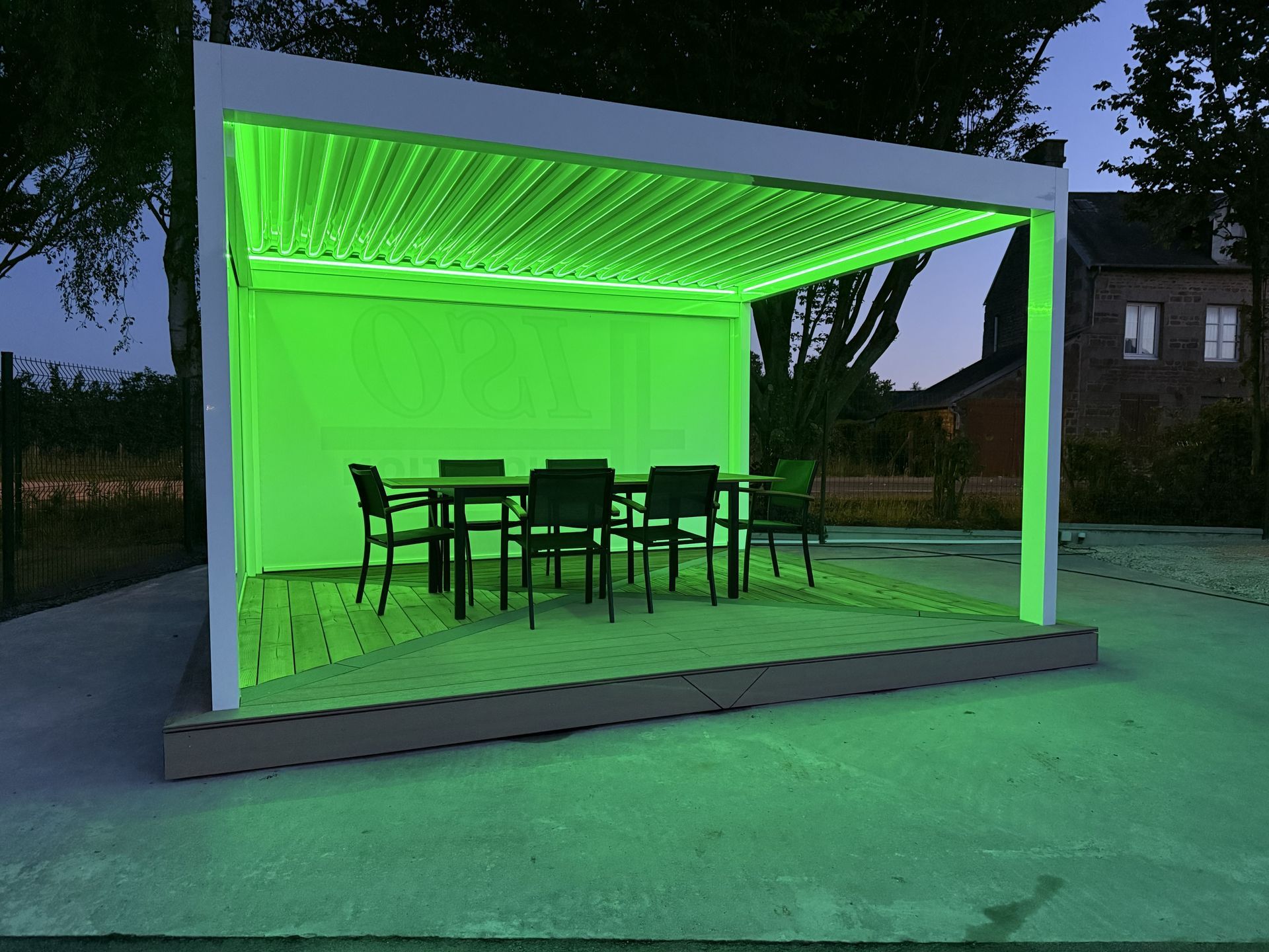Triple vue d’une pergola avec Jacuzzi