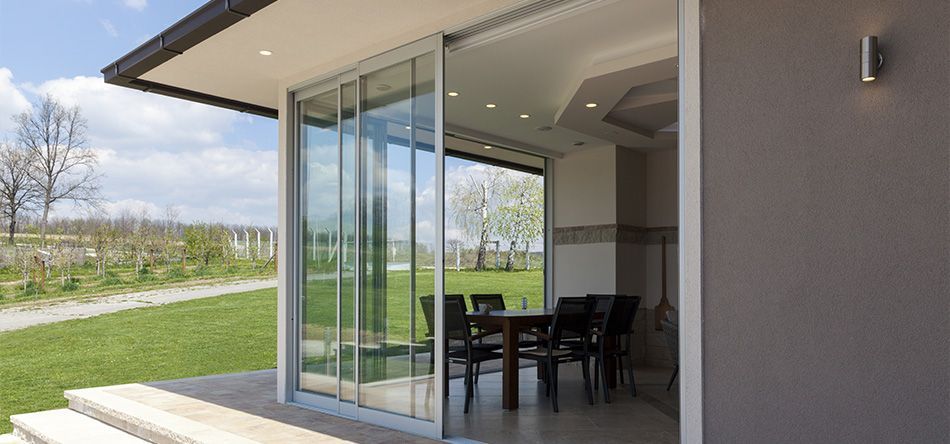 Baie vitrée entrouverte