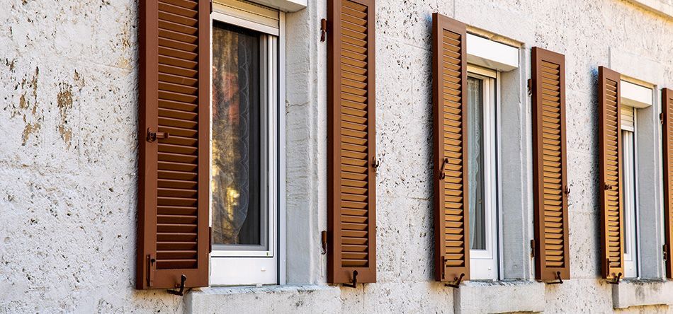 Volets de fenêtre ouverts