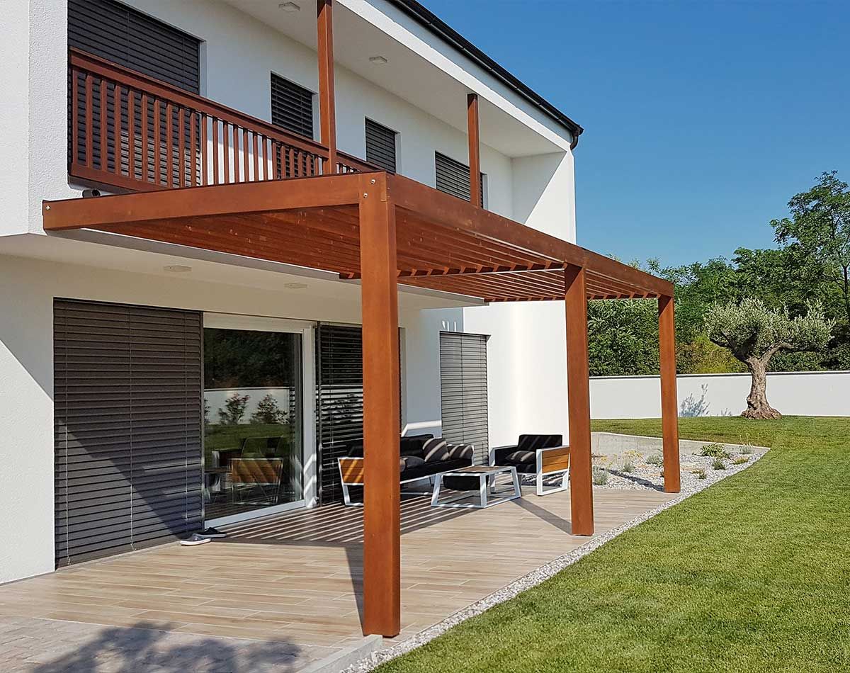 Maison avec pergola en bois