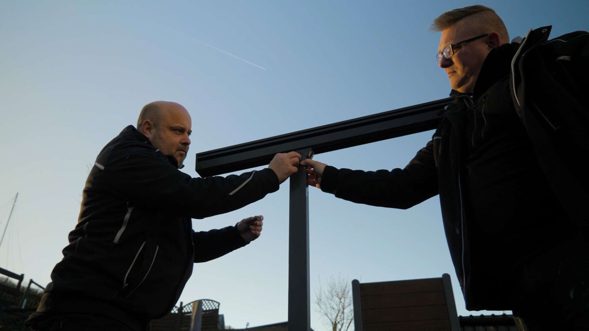 Ein Spezialist für Sonnenschutz berät Kunden im Geschäft in Essen.