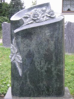 Grabstein aus Paradiso-Granit mit floralen Verzierungen links und rechts