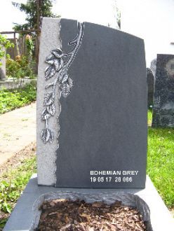 Grabstein in Bohemian Grey mit Blattmotiv