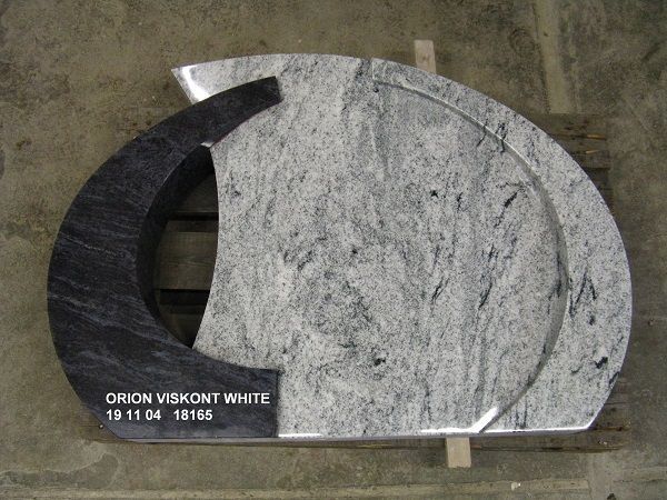 Grabstein aus weißem und schwarzem Granit mit der Aufschrift 'ORION VISKONT WHITE 19 11 04 18165'